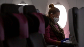 Flugreisende mit Schutzmaske
